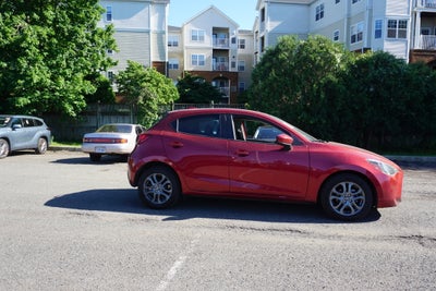 2020 Toyota Yaris Hatchback LE