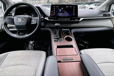 2024 Toyota Sienna LE