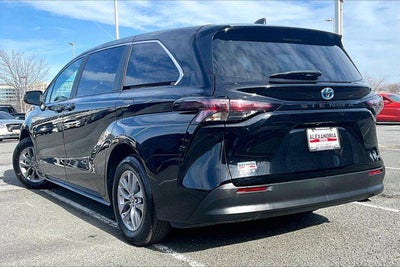 2025 Toyota Sienna LE