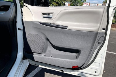 2019 Toyota Sienna LE