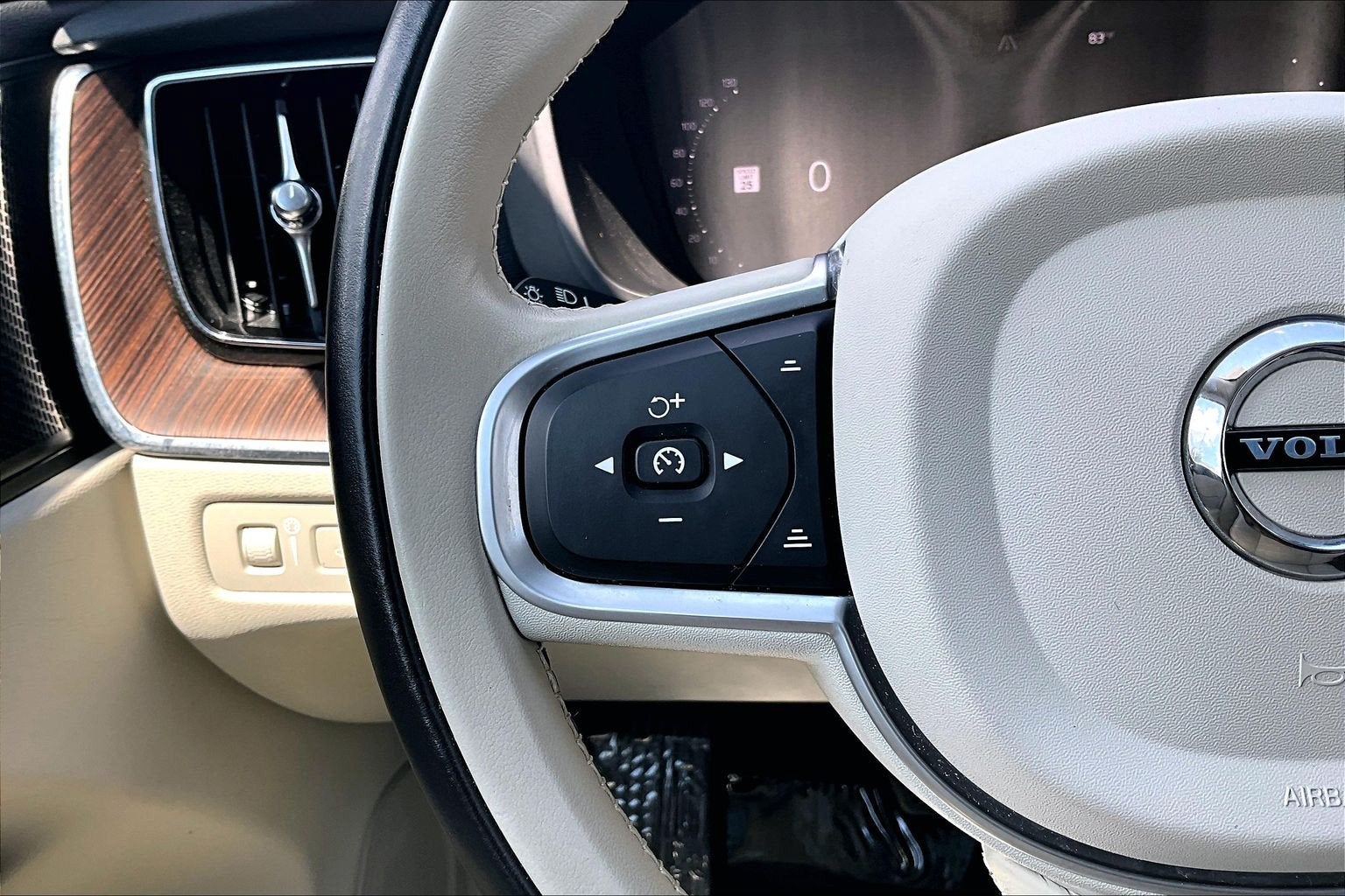 2022 Volvo XC60 Recharge Plug-In Hybrid Inscription Expression