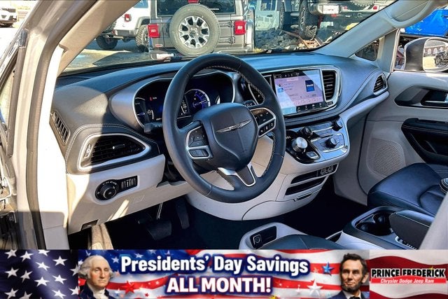 2023 Chrysler Pacifica Hybrid Touring L