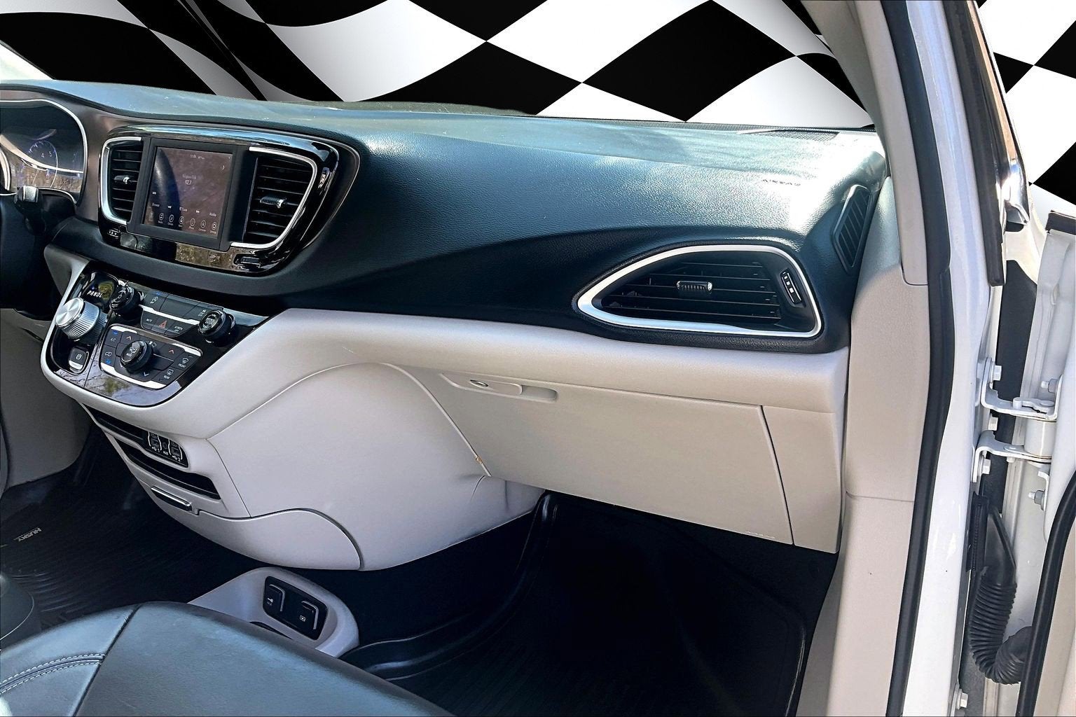 2021 Chrysler Voyager LXI